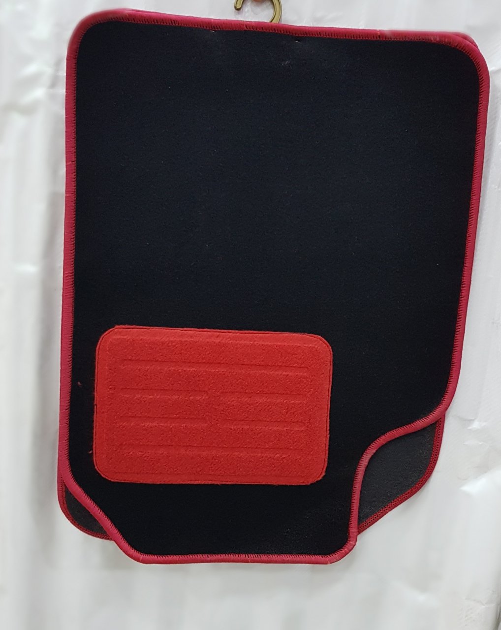 Topuk takviyeli halı paspas seti her araca uyumlu